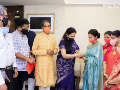 अखेर अभिनेत्री उर्मिला मातोंडकरांच्या हाती शिवबंधन