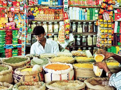 किराणा दुकानांवरील कर्मचारी आणि फेरीवाल्यांपासून कोरोना पसरण्याचा धोका अधिक – केंद्र सरकार